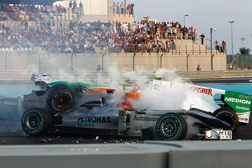 2010: Michael Schumacher und Vitantonio Liuzzi krachen beim Großen Preis von Abu Dhabi ineinander.