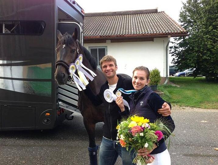 Das Reiten hält die Frau von Thomas Müller nicht nur fit, sondern bringt ihr auch noch Preise ein.