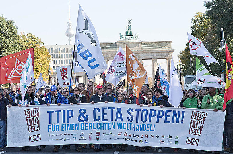 Bilder von der TTIP-Demo in Berlin. Laut Polizei nahmen rund hunderttausend Menschen am Protestmarsch durch die Hauptstadt teil.