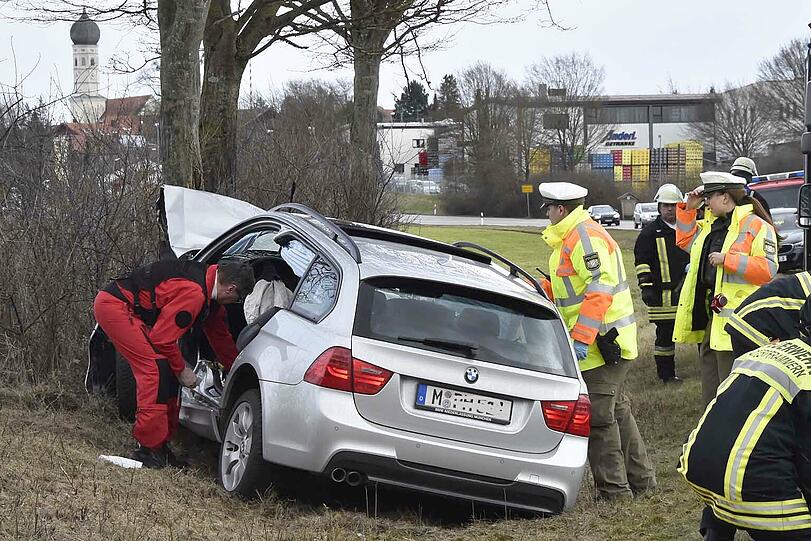 Die ältere Dame kam mit ihrem BMW von der Fahrbahn ab und prallte frontal gegen einen Baum.