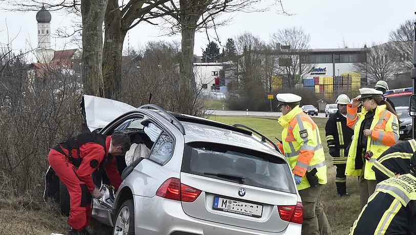 Die ältere Dame kam mit ihrem BMW von der Fahrbahn ab und prallte frontal gegen einen Baum. Die ältere Dame kam mit ihrem BMW von der Fahrbahn ab und prallte frontal gegen einen Baum.