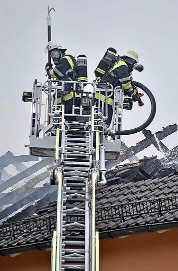 Feuer in einem Rosenheimer Mehrfamilienhaus. Die Bilder vom dramatischen Einsatz.