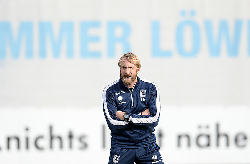 Daniel Bierofka spricht vor dem Spiel der Löwen gegen den VfL Bochum in der Pressekonferenz.