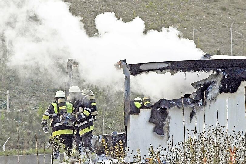 Auf der A9 ist ein Lkw komplett ausgebrannt - er hatte Tiefkühlpizza geladen.