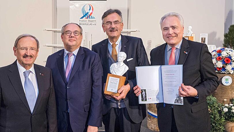 Von Links nach Rechts: Landtags-Vizepräsident Reinhold Bocklet, der französische Generalkonsul Pierre Lanapats, TU-Chef Wolfgang A. Herrmann und Pierre Wolff, Chef der Montgelas-Gesellschaft. Von Links nach Rechts: Landtags-Vizepräsident Reinhold Bocklet, der französische Generalkonsul Pierre Lanapats, TU-Chef Wolfgang A. Herrmann und Pierre Wolff, Chef der Montgelas-Gesellschaft.