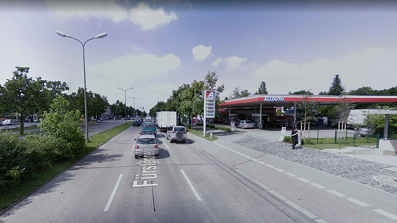 An einer Tankstelle auf der Fürstenrieder Straße hielt der Amokfahrer an und stieg mit einer Bierflasche in der Hand aus dem Auto. (Symbolbild)