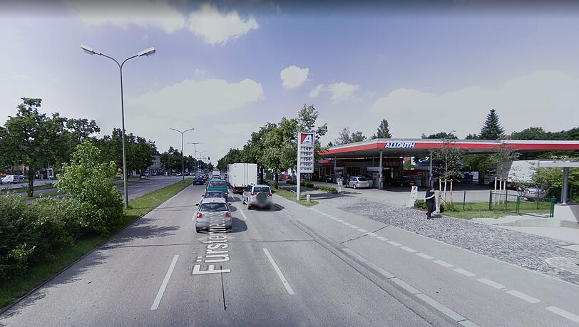 An einer Tankstelle auf der Fürstenrieder Straße hielt der Amokfahrer an und stieg mit einer Bierflasche in der Hand aus dem Auto. (Symbolbild) An einer Tankstelle auf der Fürstenrieder Straße hielt der Amokfahrer an und stieg mit einer Bierflasche in der Hand aus dem Auto. (Symbolbild)