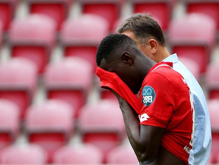 Moussa Niakhate vom FSV Mainz 05 ist nach der Niederlage frustriert.