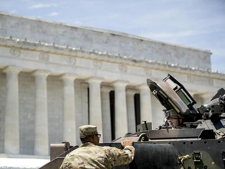 Bradley-Panzer in der Nähe des Lincoln Memorial in Washington.
