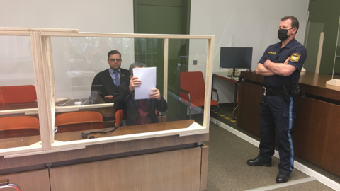 Carlos F. (57) verdeckt sein Gesicht.
