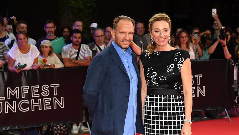 Der Schauspieler Ralph Fiennes und die Leiterin der Filmfest München, Diana Iljine stehen vor der Verleihung des Ehrenpreis CineMerit Award am roten Teppich 2019.