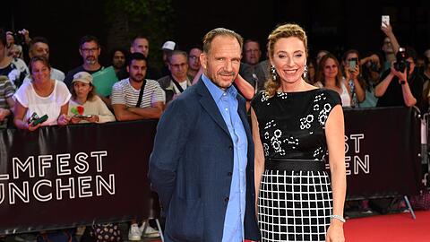 Der Schauspieler Ralph Fiennes und die Leiterin der Filmfest München, Diana Iljine stehen vor der Verleihung des Ehrenpreis CineMerit Award am roten Teppich 2019.