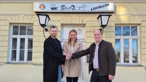 Michael Bräuner von Ois Easy (v.l.), Jennifer Schmidhuber von CoCo REAL und Josef Wildgruber von der Paulaner Gruppe.