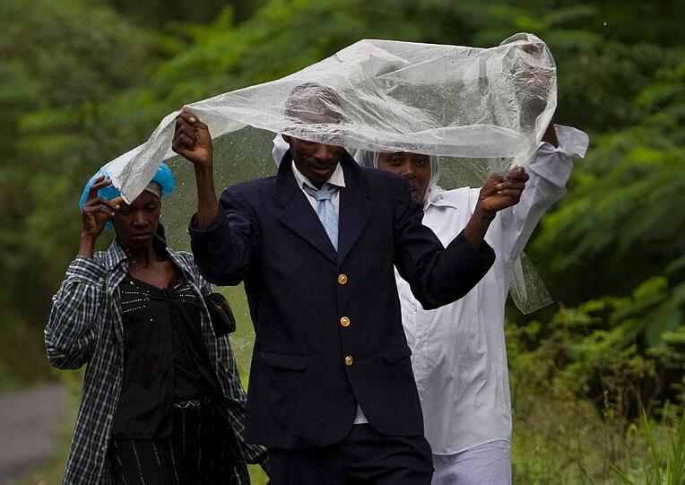 Auf Haiti schützt sich die Bevölkerung mit Planen vor dem starken Regen.