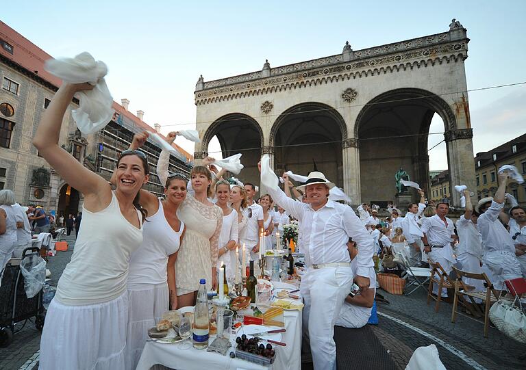 Sie hatten sich über ein soziales Netzwerk zu der Aktion verabredet, wie ein Sprecher des Landeskriminalamtes am Freitag in München sagte. Zu diesem &bdquo;Diner en blanc&ldquo; &ndash; so das Motto des Treffens &ndash; wurden zahlreiche Tische und Stühle auf dem Platz aufgestellt.
