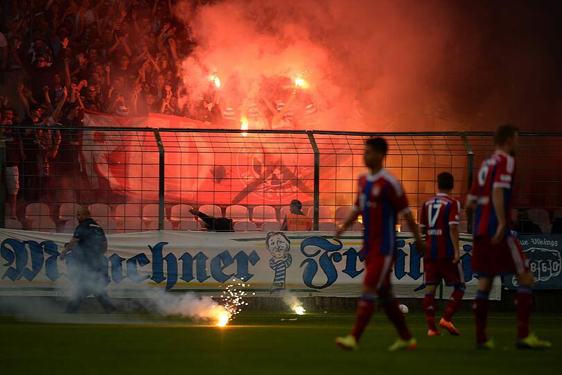 Reichlich Pyro beim Amateurderby zwischen den kleinen Bayern und den kleinen Löwen.