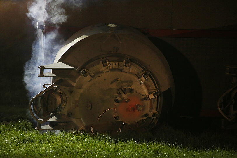 Irre Bilder aus dem Landkreis Mühldorf: Ein Lkw, der 800 Grad heißes Aluminium geladen hatte, ist umgekippt. Das flüssige Metall ist teilweise ausgelaufen. Die Fotos vom Unfallort.