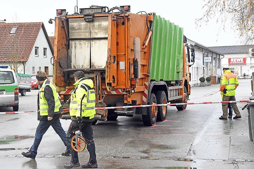 Die junge Frau wurde von der Hinterachse des Lkw erfasst und überrollt.
