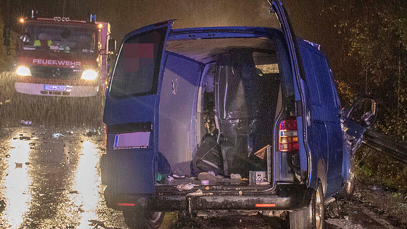 In einer Rechtskurve verlor der 21-Jährige die Kontrolle über seinen Wagen und krachte in den Sattelzug.