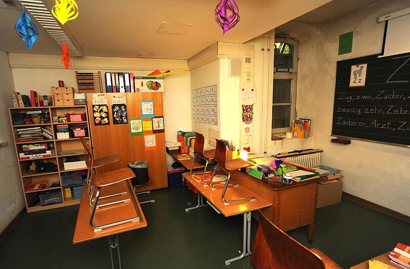 In diesem dunklen  Klassenzimmer gibt es kein Tageslicht - das einzige Fensterchen (hinten rechts) geht auf einen dunklen Lichtschacht