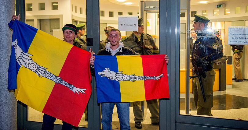Zahlreiche Rumänen demonstrieren am 02.11.2014 vor dem rumänischen Konsulat in München für ihr Wahlrecht.