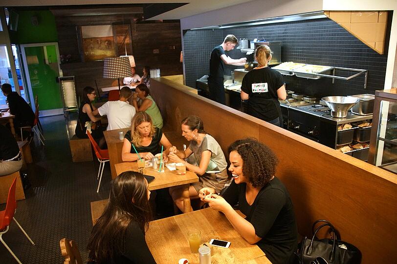 Beliebter Treffpunkt im Univiertel: Die Pommes Boutique lockt zum Mittagessen oder zum Ratschen nach Feierabend.