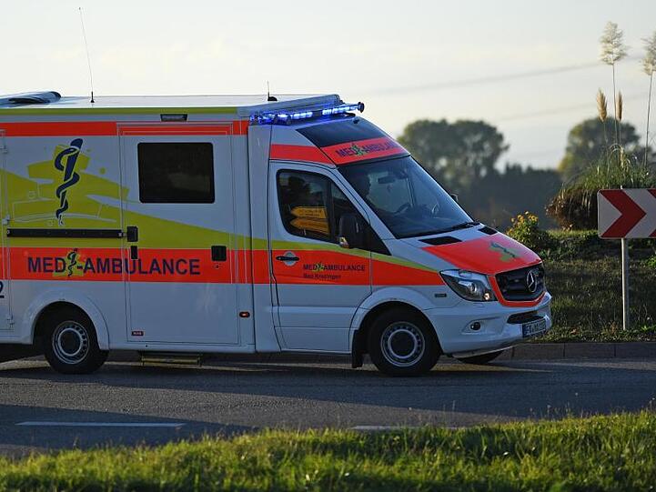 Ein Rettungswagen fährt mit Sondersignal durch einen Kreisverkehr. Foto: Patrick Seeger/dpa/Archivbild