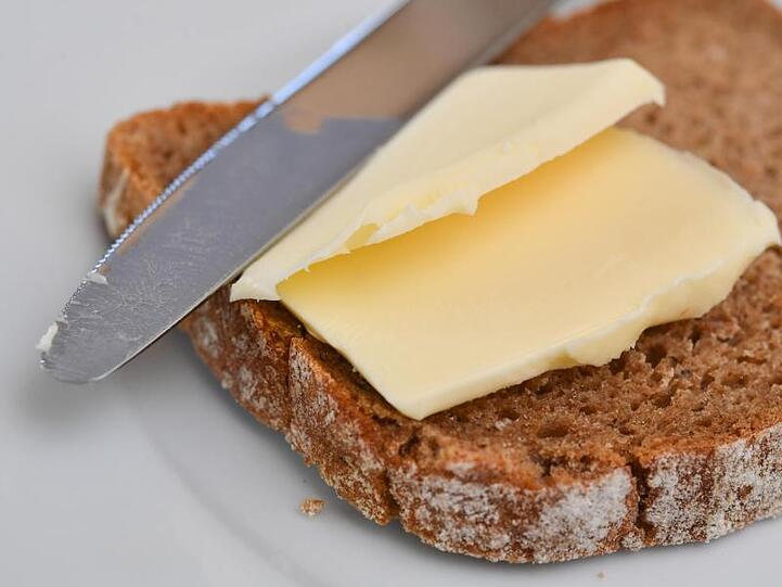 Gleich mehrere Discounter haben den Preis für das 250-Gramm-Paket Markenbutter im Preiseinstiegsbereich von 1,65 auf 1,55 Euro herabgesetzt.
