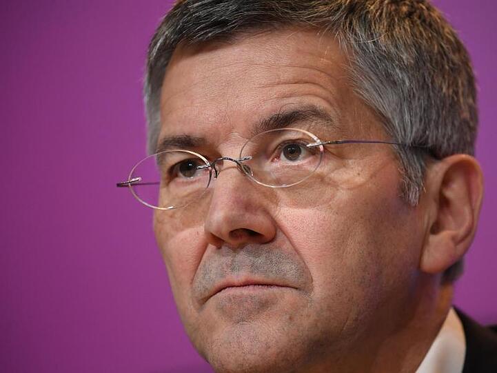 FC Bayern Vereinspräsident Herbert Hainer auf einer Pressekonferenz. Foto: Sven Hoppe/dpa/Archivbild