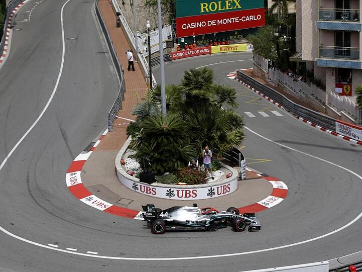 Mercedes-Pilot Lewis Hamilton rast durch Monaco.