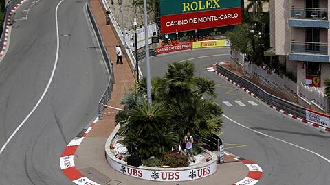 Mercedes-Pilot Lewis Hamilton rast durch Monaco.