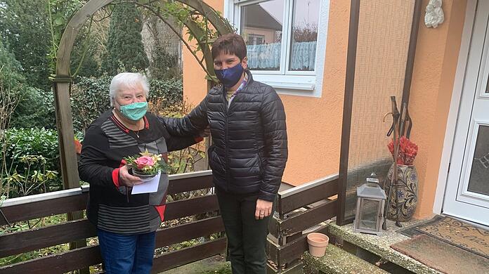 Einen Gutschein und ein kleines Weihnachtspräsent bekommt "Miss Marple von Puchheim" von Ermittlerin Christiane Borowski (rechts).