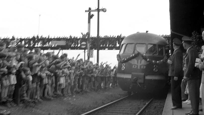 Abertausende Menschen bejubeln die WM-Helden an den Bahnsteigen zwischen Bern und München. Abertausende Menschen bejubeln die WM-Helden an den Bahnsteigen zwischen Bern und München.