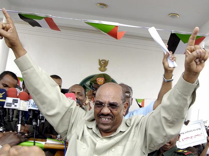 Sudans Präsident Omar Hassan al-Baschir posiert vor Anhängern. (Archivbild)