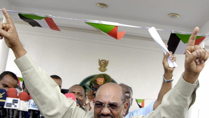 Sudans Präsident Omar Hassan al-Baschir posiert vor Anhängern. (Archivbild) Sudans Präsident Omar Hassan al-Baschir posiert vor Anhängern. (Archivbild)