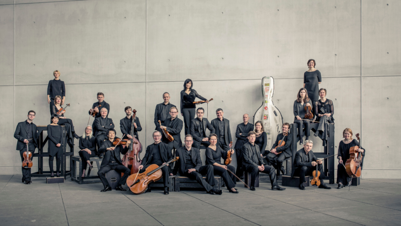Mit dem Konzert knüpft das Münchener Kammerorchester an die erfolgreiche Reihe von Aids-Konzerten an, die es zwischen 2007 und 2019 im Prinzregententheater veranstaltet hat.
