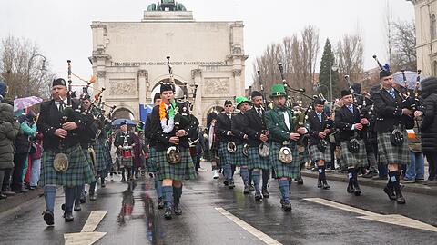 Am Sonntag waren laut der Polizei 15.000 Besucher bei den Festlichkeiten zum St. Patrick’s Day. Eigentlich ist der Tag des heiligen Patrick der 17.03. Aber an einem Montag lässt es sich nicht so gut feiern, deshalb wurde alles auf das Wochenende vorverlegt.
