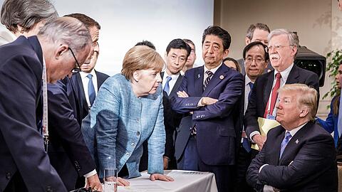Dieses von der Bundesregierung verbreitete Bild des Fotografen Jesco Denzel wurde damals in sozialen Netzwerken viel kommentiert. (Archivbild)
