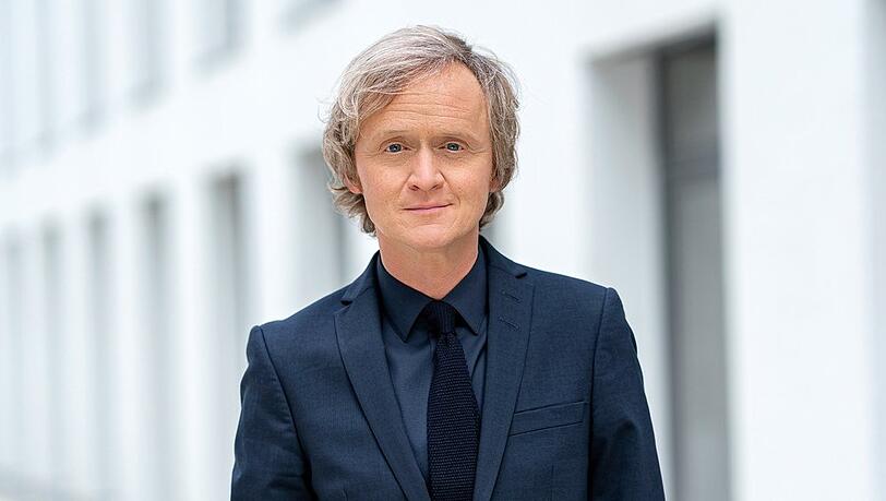 Pierre M. Krause ist in "Tatort: Überlebe wenigstens bis morgen" in seiner Paraderolle als Moderator zu sehen.