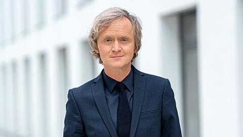 Pierre M. Krause ist in "Tatort: Überlebe wenigstens bis morgen" in seiner Paraderolle als Moderator zu sehen.
