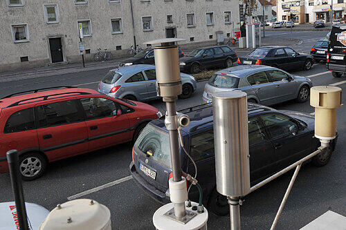 Dicker Verkehr, dicke Luft in der Von-der Tann-Straße: Ob eine Umweltzone wirksam ist, soll jetzt genau untersucht werden.