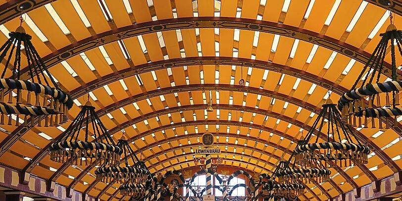 4. Der stimmgewaltige Namensgeber dieses Festzelts w&uuml;rde den einzigartigen Zelthimmel in Gelb, mit Holz und vielen gro&szlig;en Kr&auml;nzen lautstark w&uuml;rdigen.