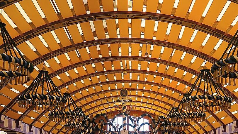 4. Der stimmgewaltige Namensgeber dieses Festzelts w&uuml;rde den einzigartigen Zelthimmel in Gelb, mit Holz und vielen gro&szlig;en Kr&auml;nzen lautstark w&uuml;rdigen.