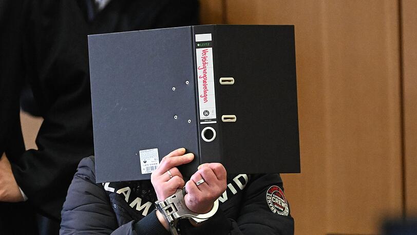 Einer der Angeklagten im Prozess um mutma&szlig;liche Folter.