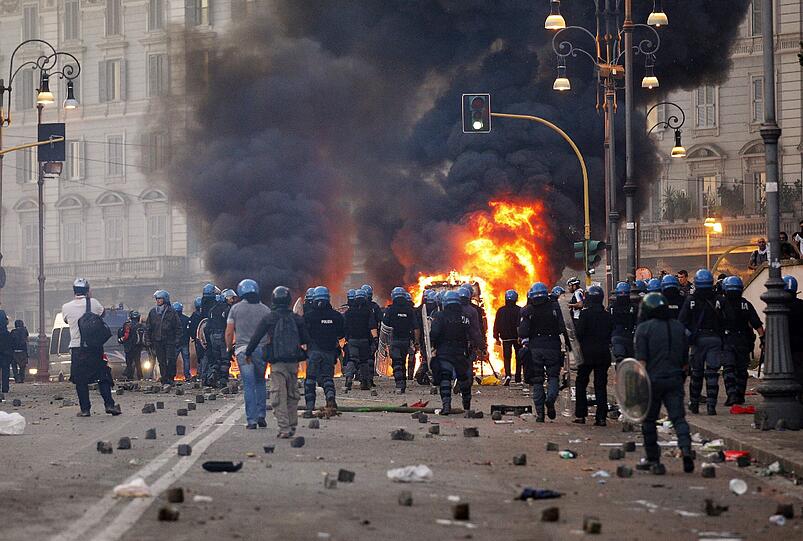 Brennende Autos, aufgebrachte Demonstranten, zerstörte Schaufensterscheiben: In Rom eskalierten die Proteste gegen die Bankenmacht und staatliche Sparkurse. Die Bilder von den Ausschreitungen.