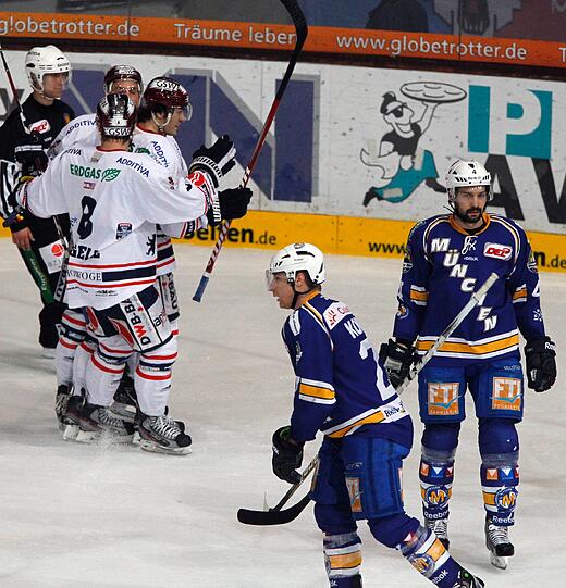 Jubel bei den Eisbären, Frust beim EHC: Johan Ejdepalm (r.) und Mike Kompon.