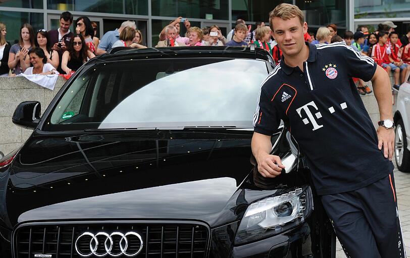 Sponsor Audi hat am Dienstag in Ingolstadt die neuen Dienstwagen an Spieler und Funktionäre des FC Bayern Muenchen übergeben - sehen Sie hier die Bilder.