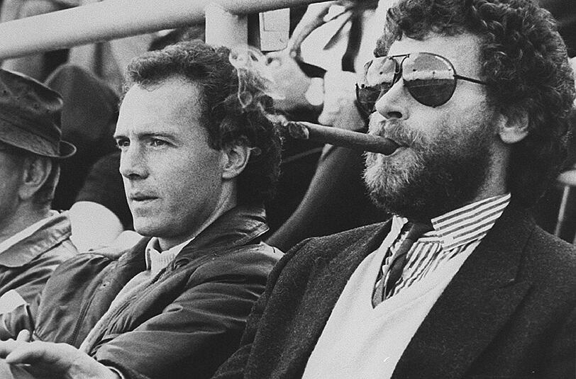 Lebemänner unter sich: Franz (l.) mit seinem Weggefährten Paul Breitner, der gemütlich eine Zigarre qualmt.