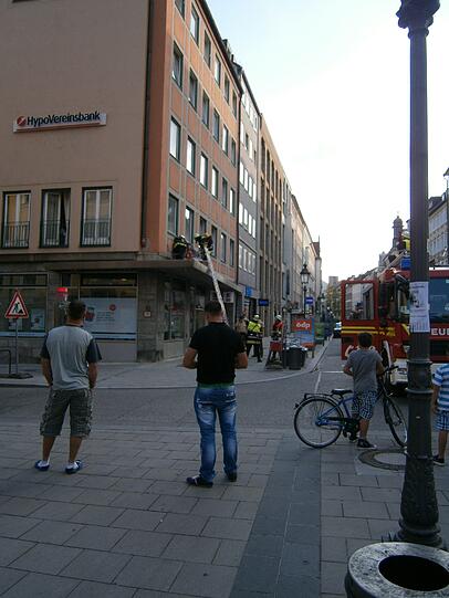 Einsatz am Sonntagabend: Die Leuchtreklame an diesem Haus in der Sendlinger Straße hat gebrannt.