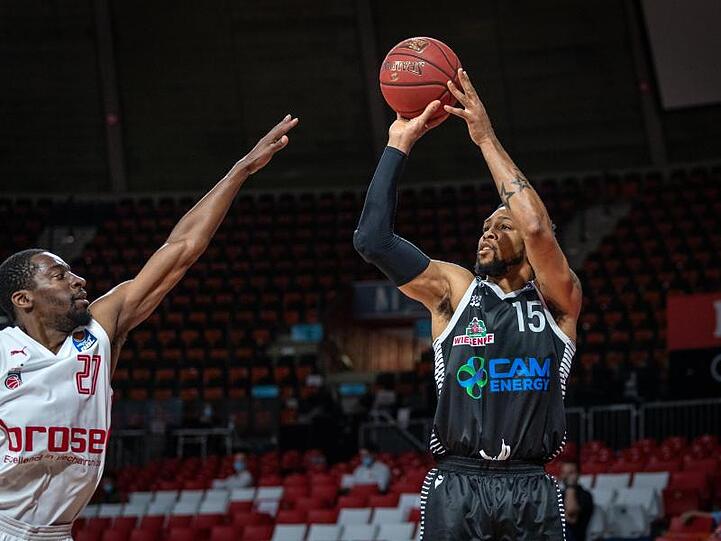 Jordan Crawford von Brose Bamberg und Trevis Simpson von Rasta Vechta (l-r.) in Aktion. Foto: Tilo Wiedensohler/camera4/BBL/pool/dpa